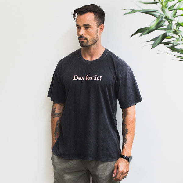DAY FOR IT TEE | pink - black wash